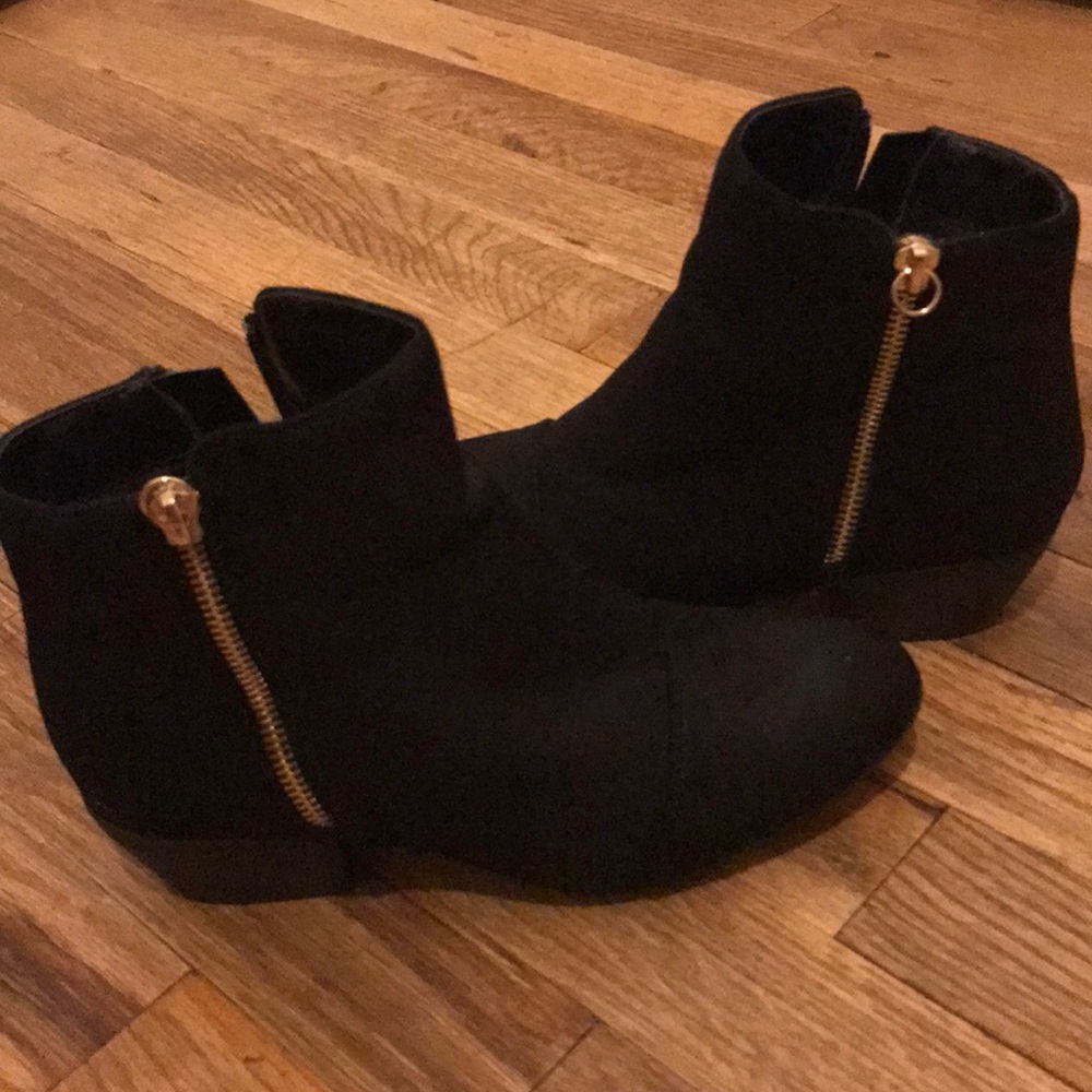 BLACK WEDGED BOOTS